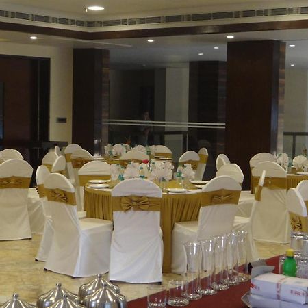 The Legend Hotel Prayagraj Bagian luar foto