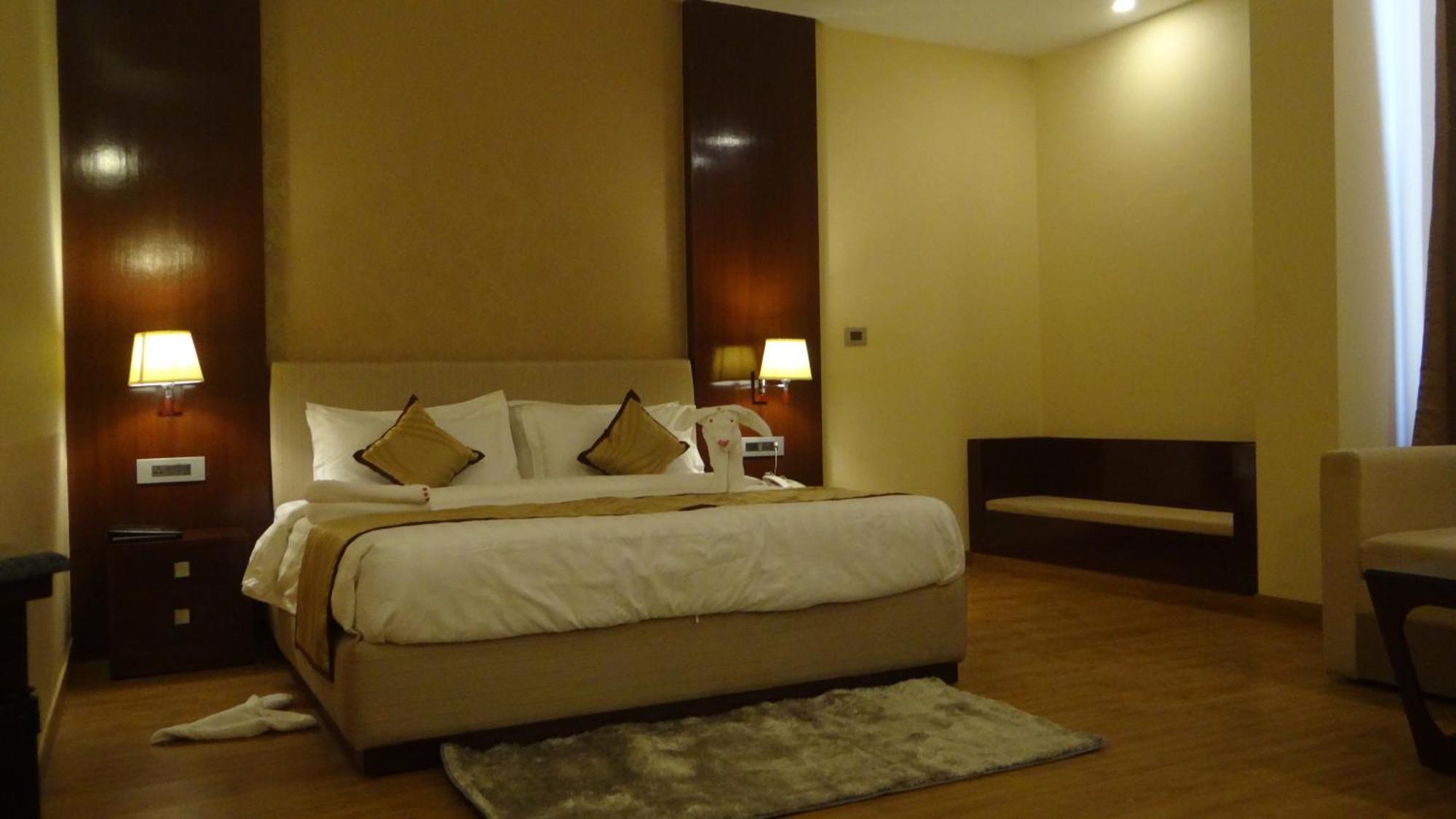 The Legend Hotel Prayagraj Bagian luar foto