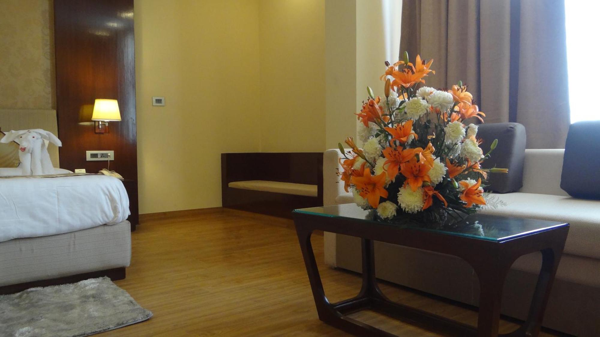 The Legend Hotel Prayagraj Bagian luar foto