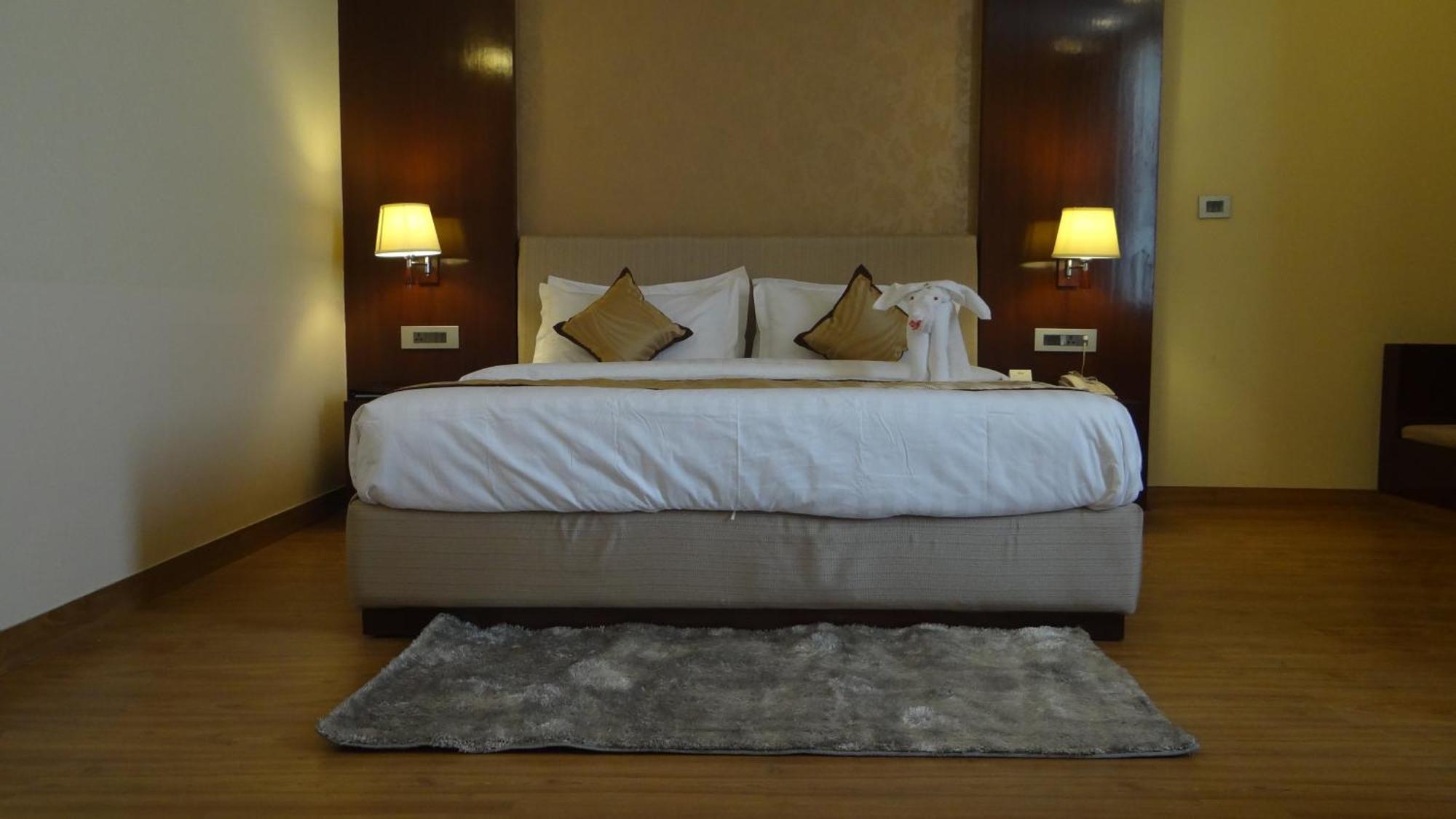 The Legend Hotel Prayagraj Bagian luar foto